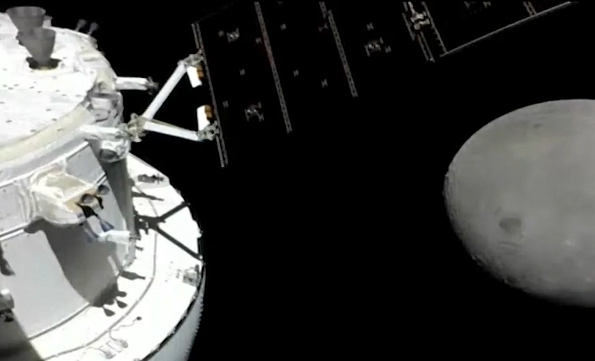 Капсулата Орион на НАСА прелетя над далечната страна на Луната