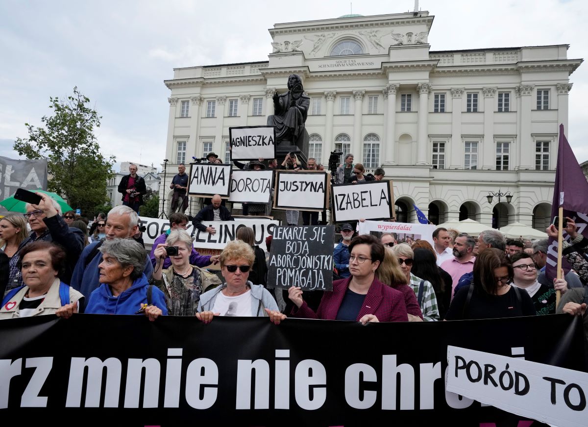 Хиляди граждани излязоха на протест в Полша срещу строгото законодателство