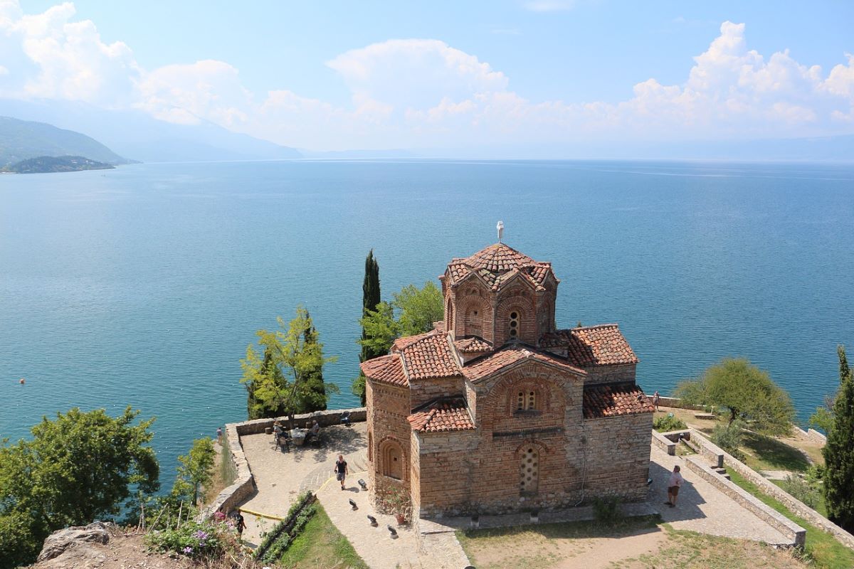 Във водите на Охридското езеро, в село Лин - на