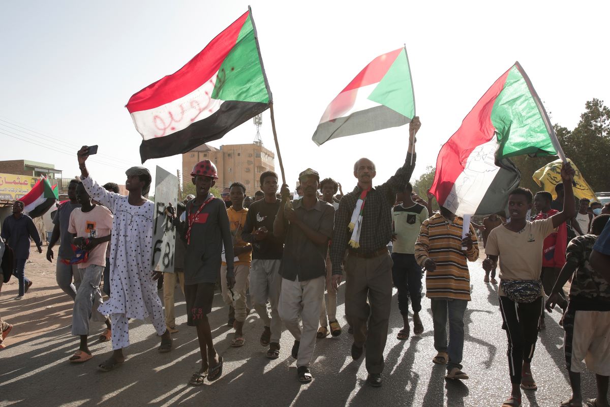 Стотици бягащи от боевете в Судан всеки ден пресичат главния