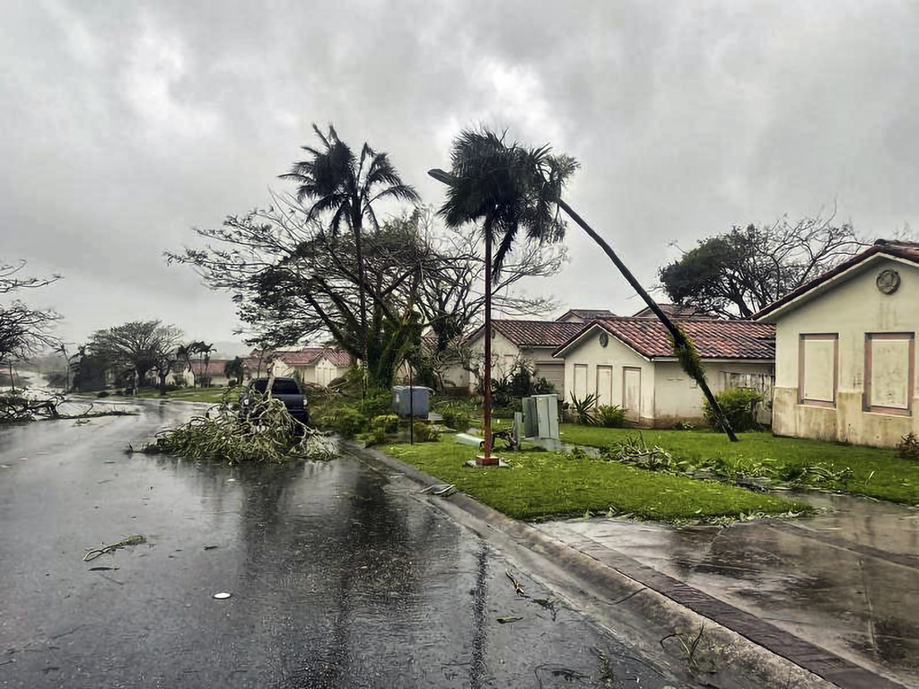 Тайфунът Мавар връхлетя тихоокеанския остров Гуам Бурята от четвърта степен по