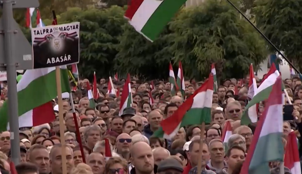 Хиляди унгарци протестираха пред централата на Унгарската държавна медийна компания