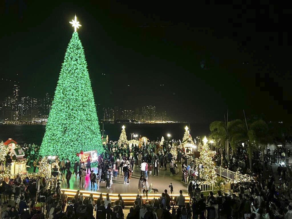 Месец преди Коледа Хонконг показа своята празнична украса  
Светещи елени