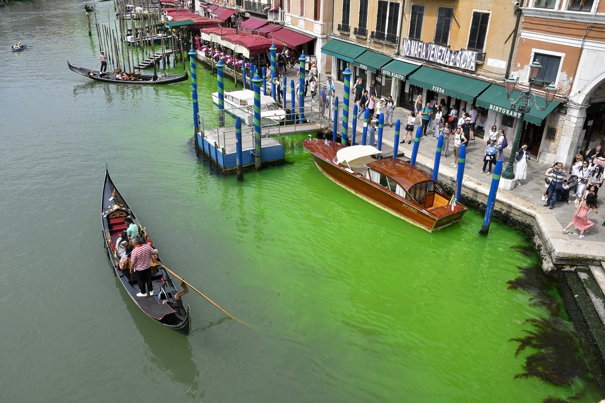 Необичайна гледка очаква туристите във Венеция Водата в един от