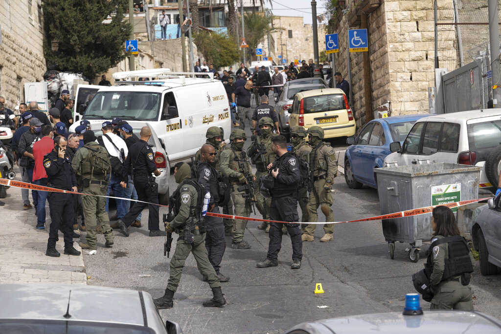 42 ма души бяха задържани за разпит след стрелбата край синагога