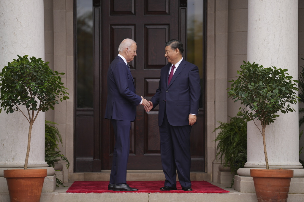 Президентът на САЩ Джо Байдън и президентът на Китай Си