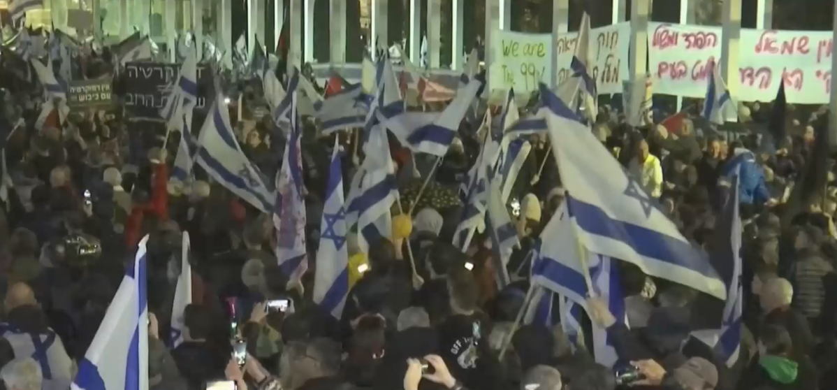 Десетки хиляди излязоха на протест в Тел Авив срещу съдебната
