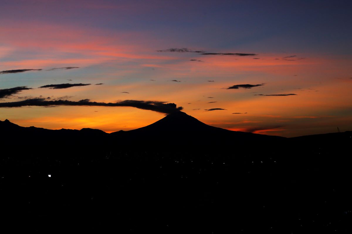 Вулканът Попокатепетъл в Мексико изхвърля газ дим и пепел от