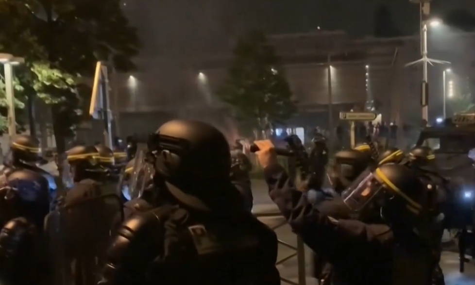 Франция мобилизира десетки хиляди полицейски служители в опит да предотврати
