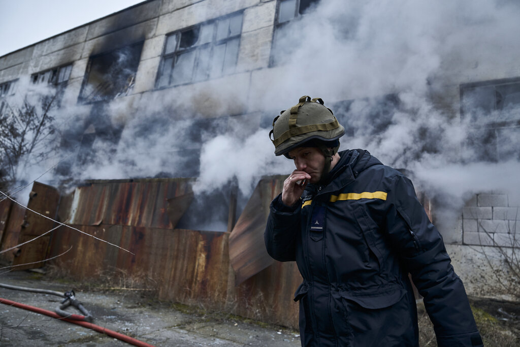 Руските сили през уикенда продължиха да обстрелват украински градове на