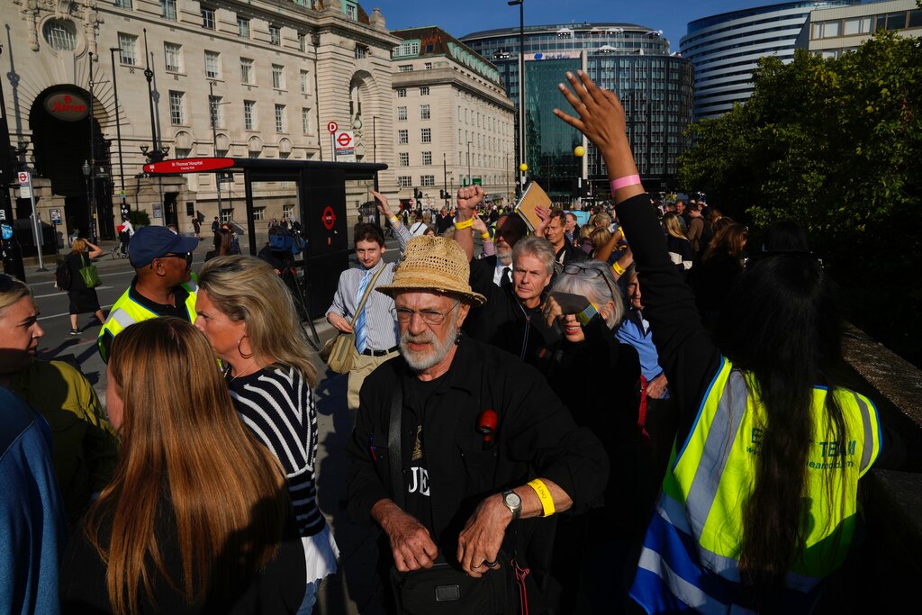 В Лондон десетки хиляди хора са се събрали отдават последна