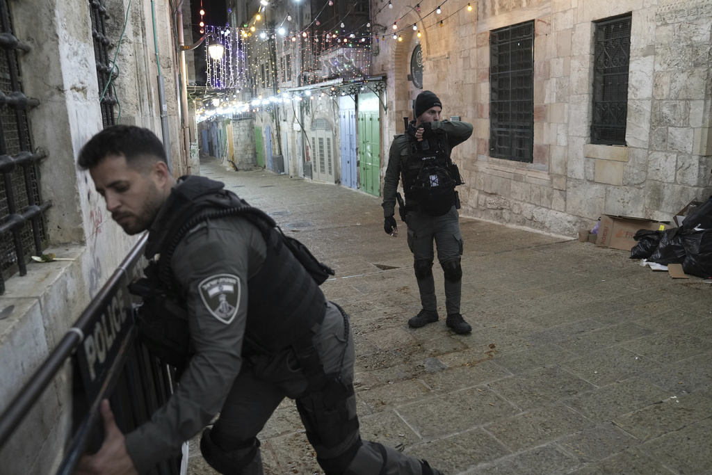 Израелската полиция освободи джамията Ал Акса  в Йерусалим от богомолците, които
