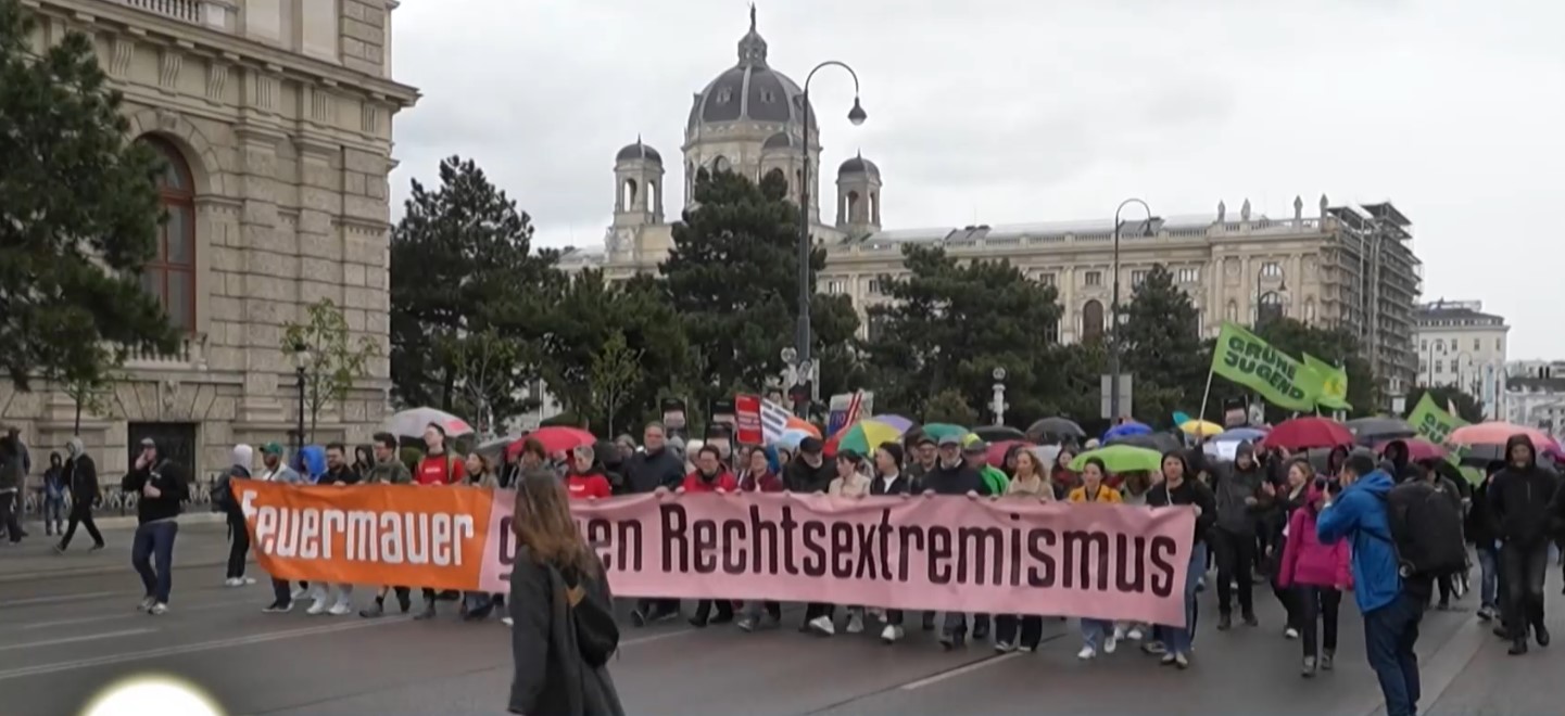 Хиляди хора се включиха в протестно шествие във Виена срещу