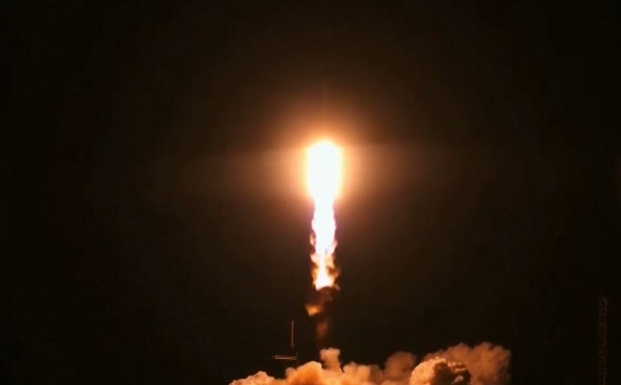 SpaceX изстреля ракетата Falcon Heavy“ от космическия център Кенеди“ в