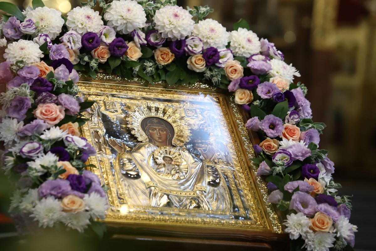 Православната църква почита възнесението на Божията майка, наречено още Успение