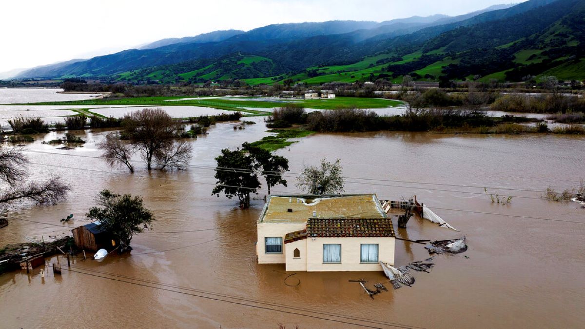 Тежки природни бедствия в Съединените щати Седмата поредна буря в Калифорния