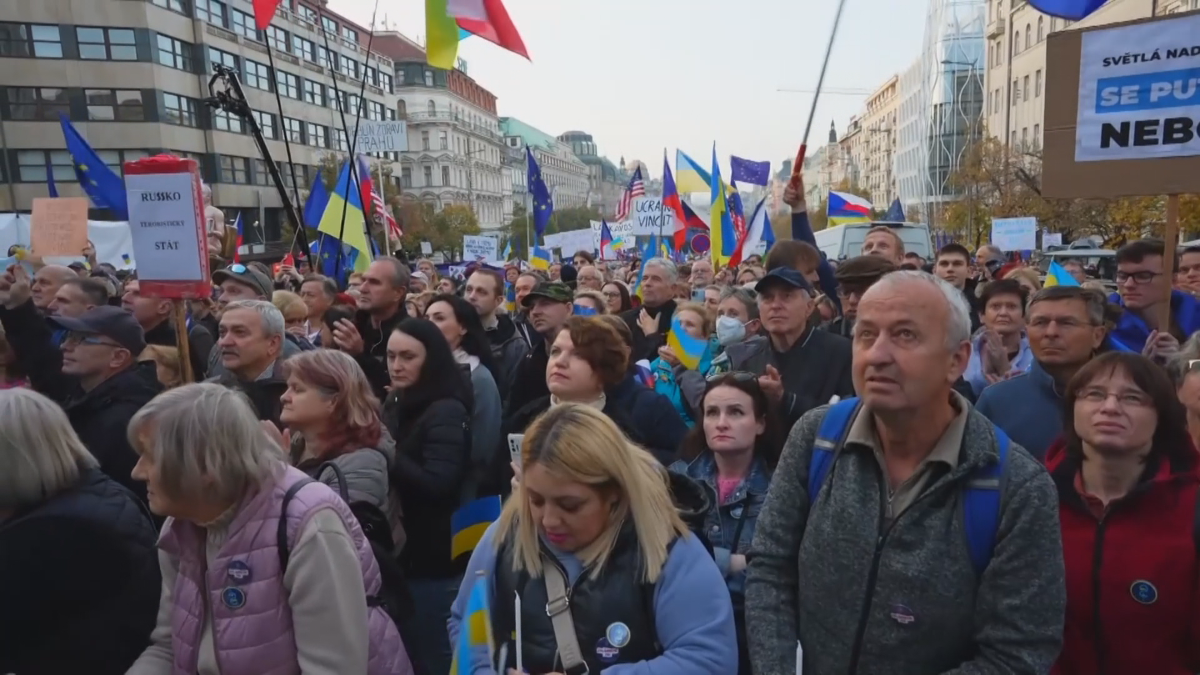 Десетки хиляди излязоха на шествие срещу войната в Украйна в