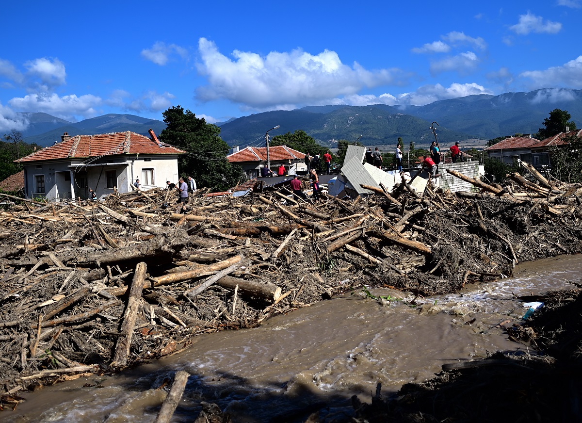 Над 20 семейства от наводнените карловски села ще прекарат зимата във