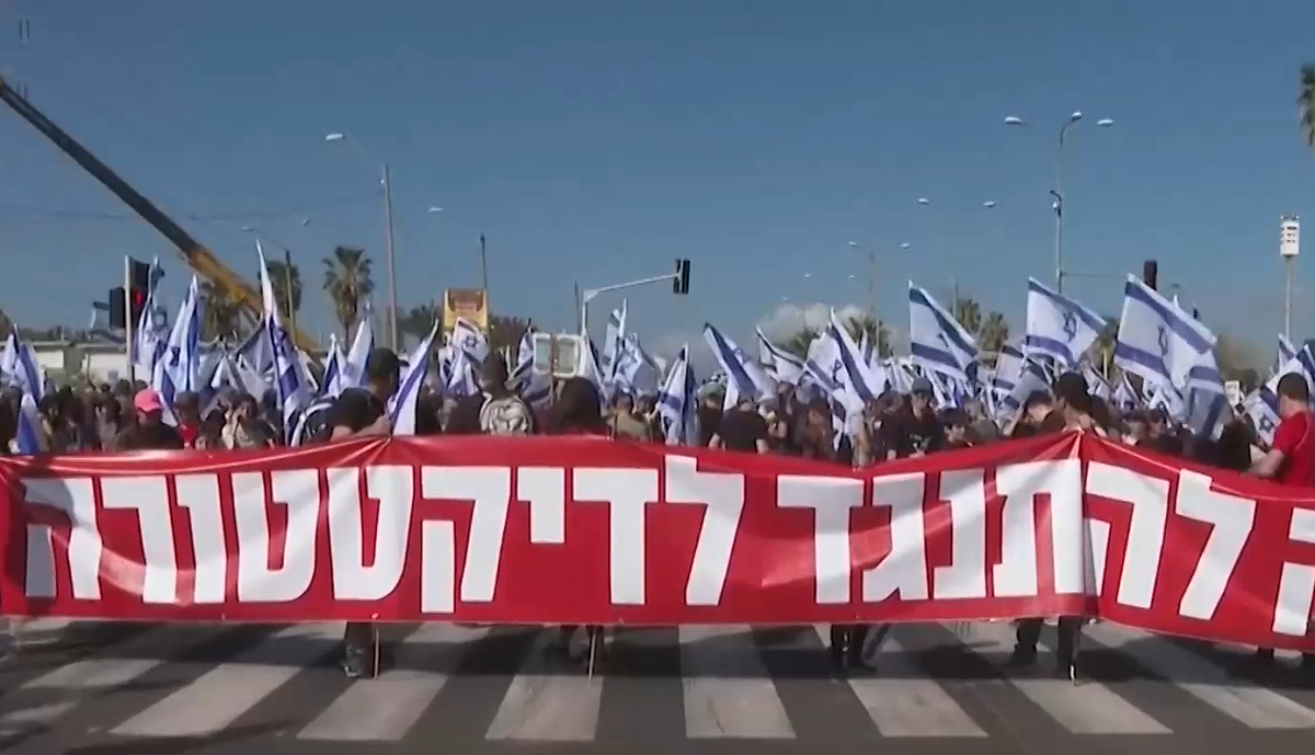 Стотици израелци блокираха главния път към летището на Тел Авив
