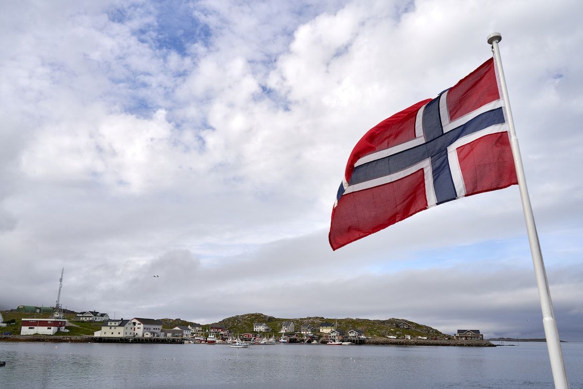 От днес Норвегия привежда в повишена степен на готовност военните
