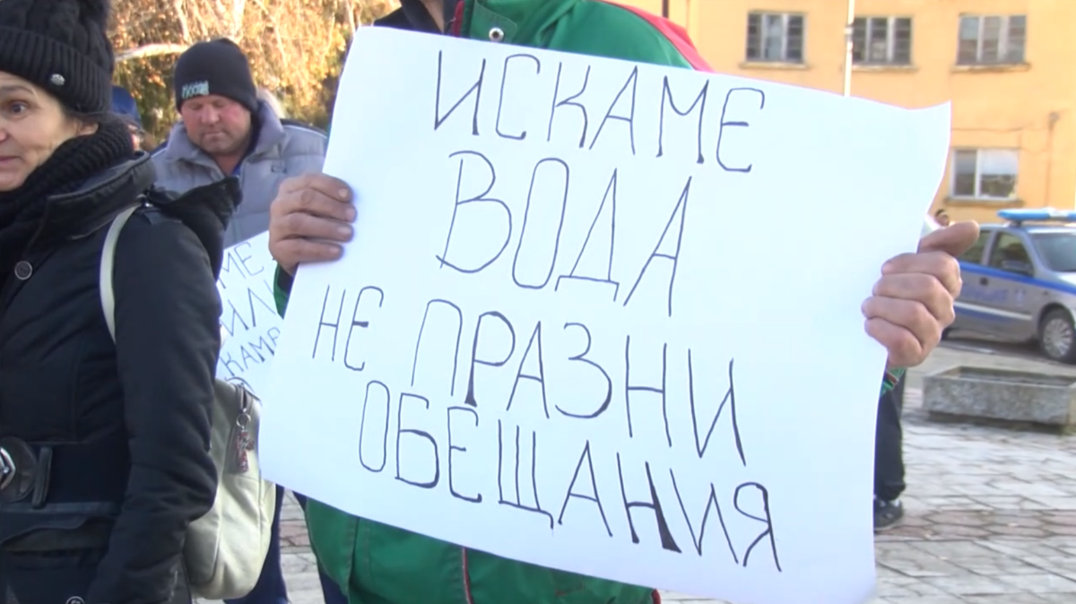 Стотици жители на павликенското село Бутово блокираха републиканския път Павликени Плевен
