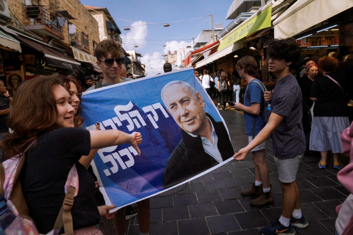 Предизборните плакати са честа гледка тъй като днес в Израел