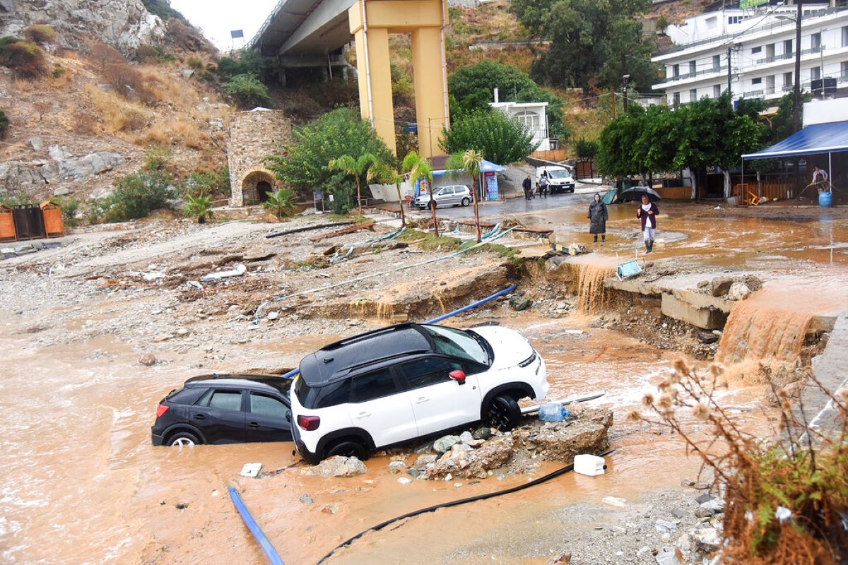 Проливни дъждове и опасни ветрове в Гърция южната ни