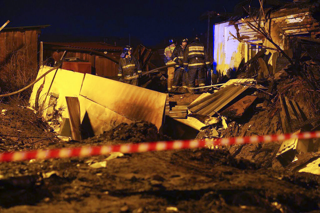 Руски военен самолет падна върху двуетажна къща в сибирския град Иркутск Загинали са двамата пилоти  съобщи