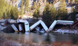 25 влакови вагона дерайлираха снощи в северозападната част на Монтана