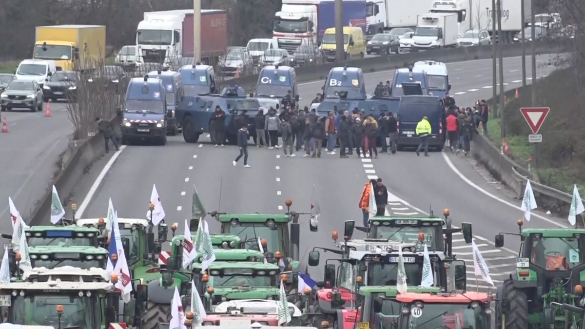 Десетки френски земеделски производители продължиха с блокадата си на основен