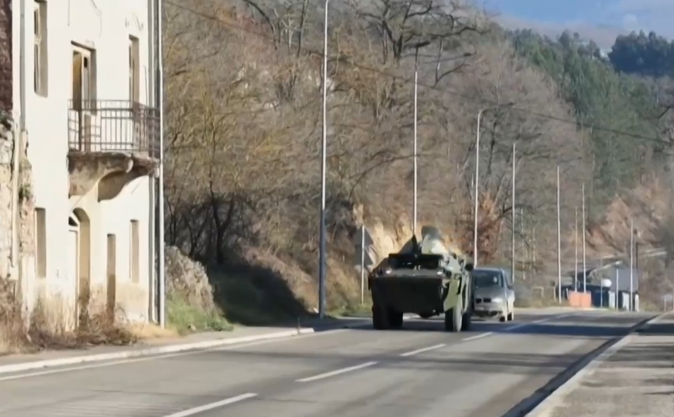 Расте напрежението на границата Сърбия Косово  Президентът Александър Вучич разпореди въоръжените сили да бъдат поставени