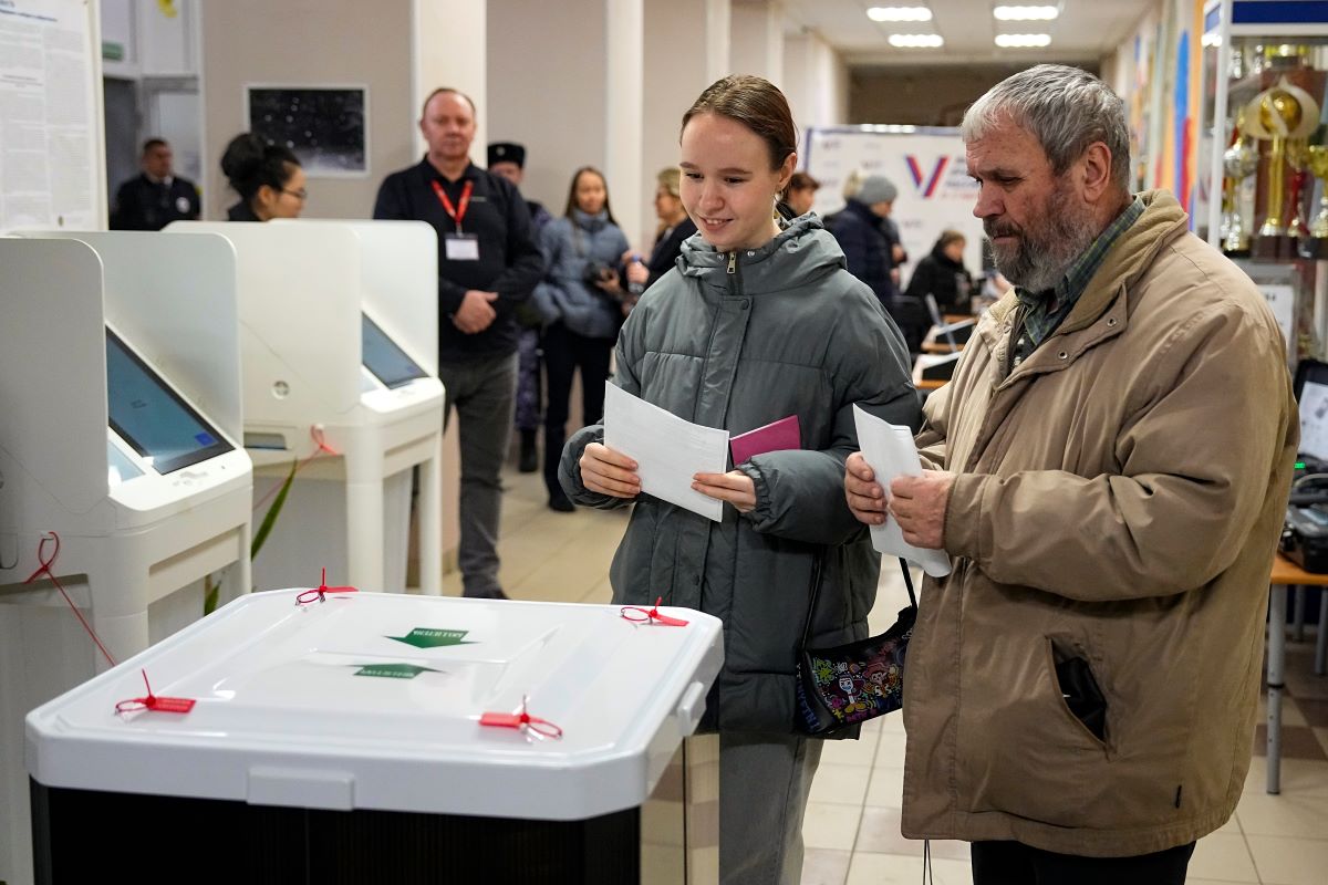 В Русия продължава гласуването на изборите които се очаква да