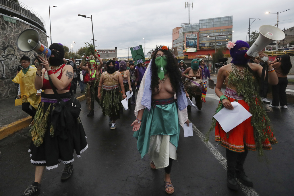 Десетки хиляди жени излязоха на демонстрации из цяла Латинска Америка,