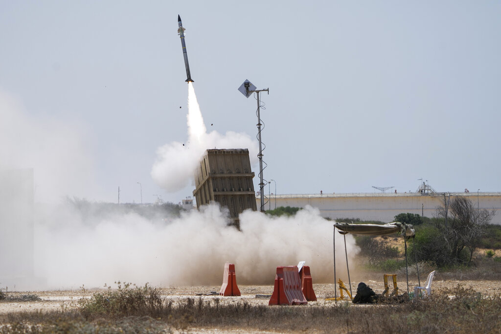 Израелската армия съобщи че палестински бунтовници са изстреляли ракета от