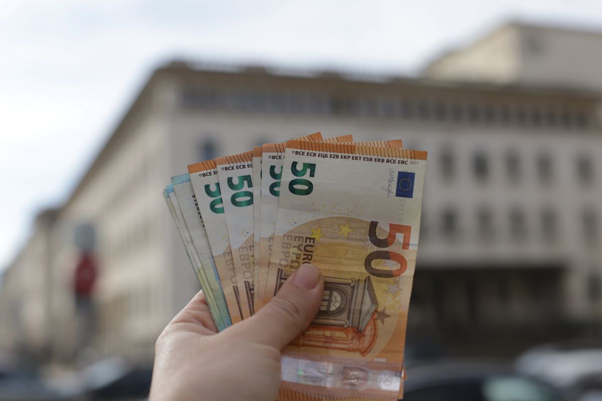 Евробанкнотите и евромонетите, предназначени да заменят българските банкноти и монети