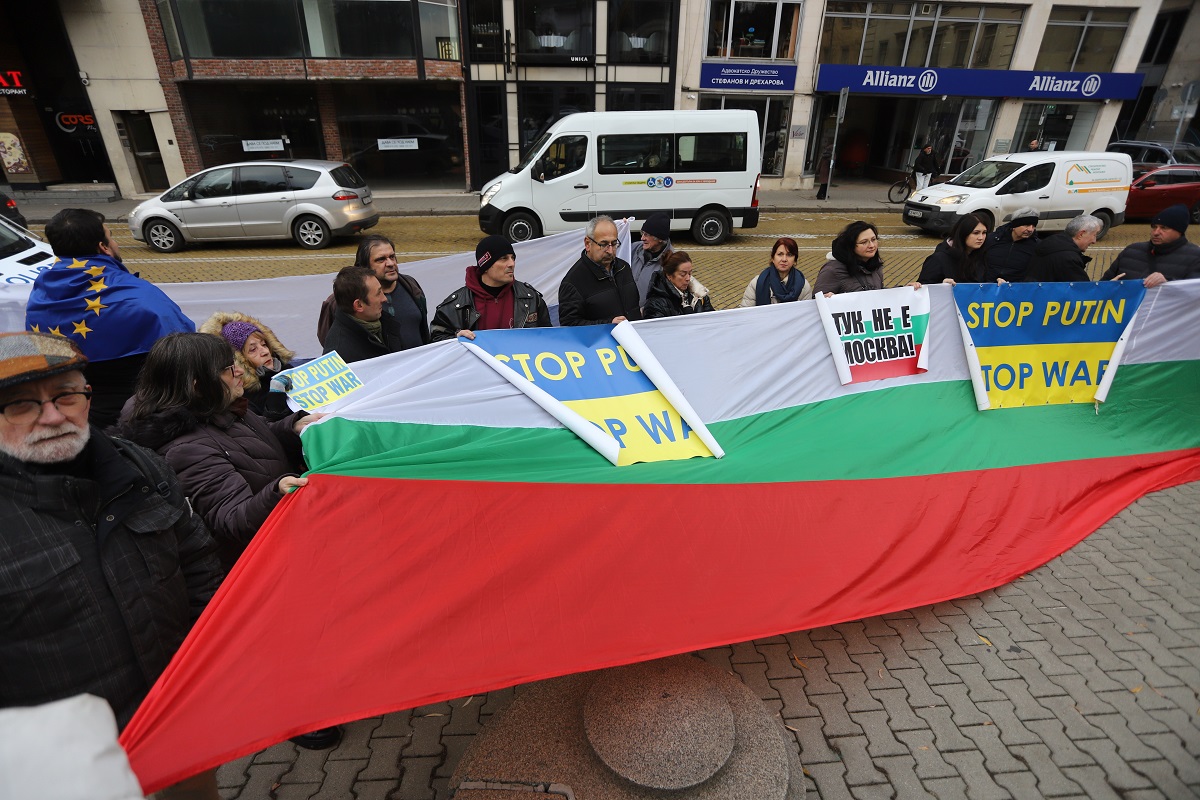 Повечето българи разглеждат войната на Русия срещу Украйна като заплаха