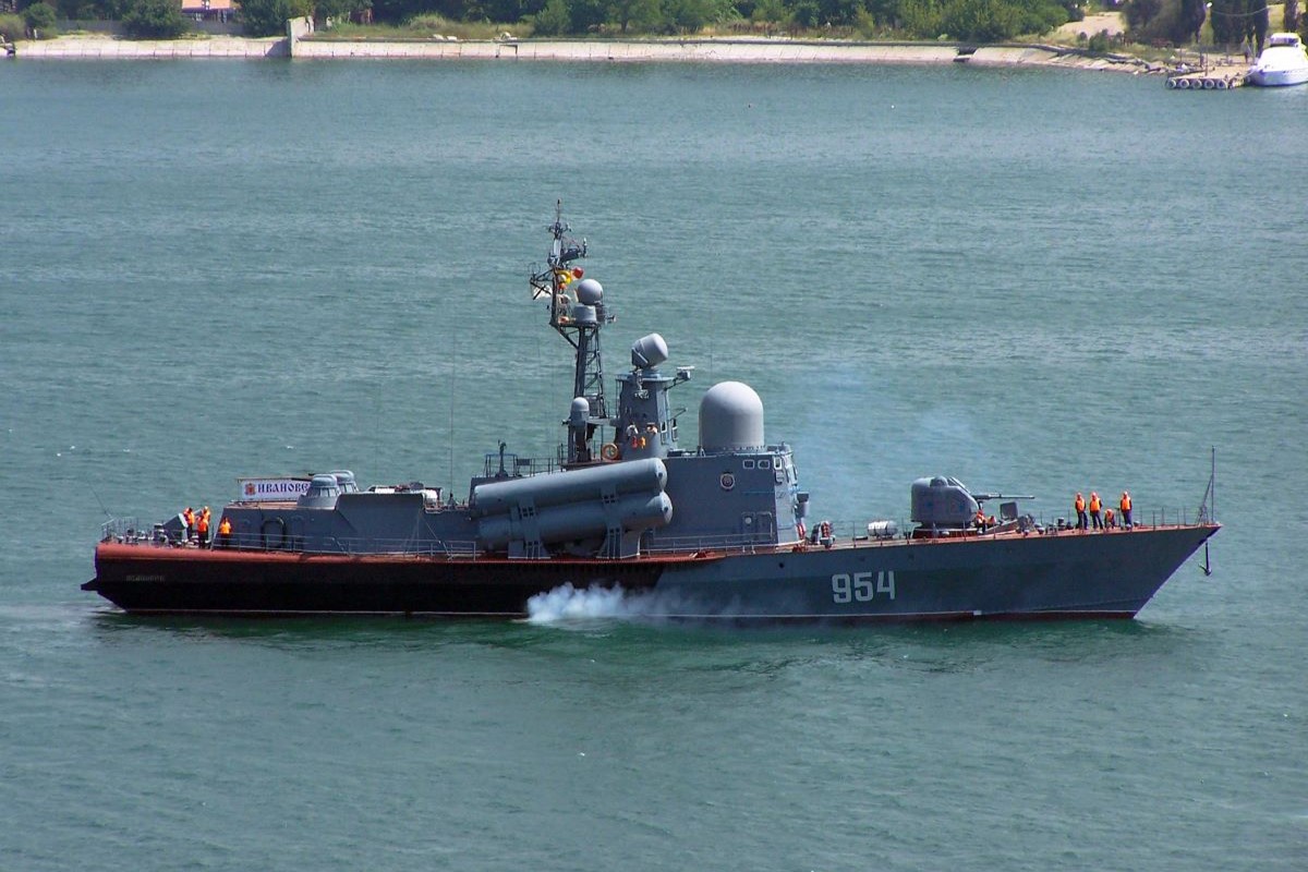 Украйна съобщи че армията ѝ е потопила руски десантен кораб