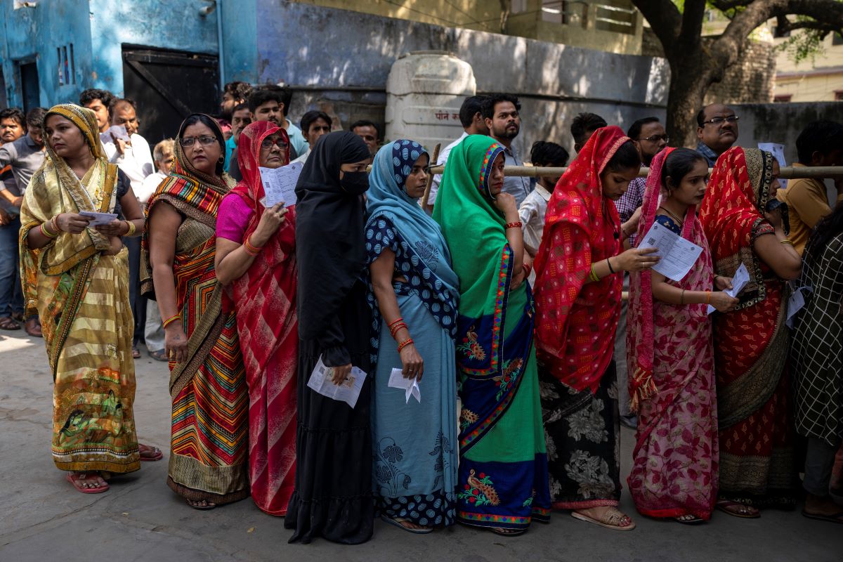 Милиони индийски граждани в 93 избирателни района продължават да гласуват