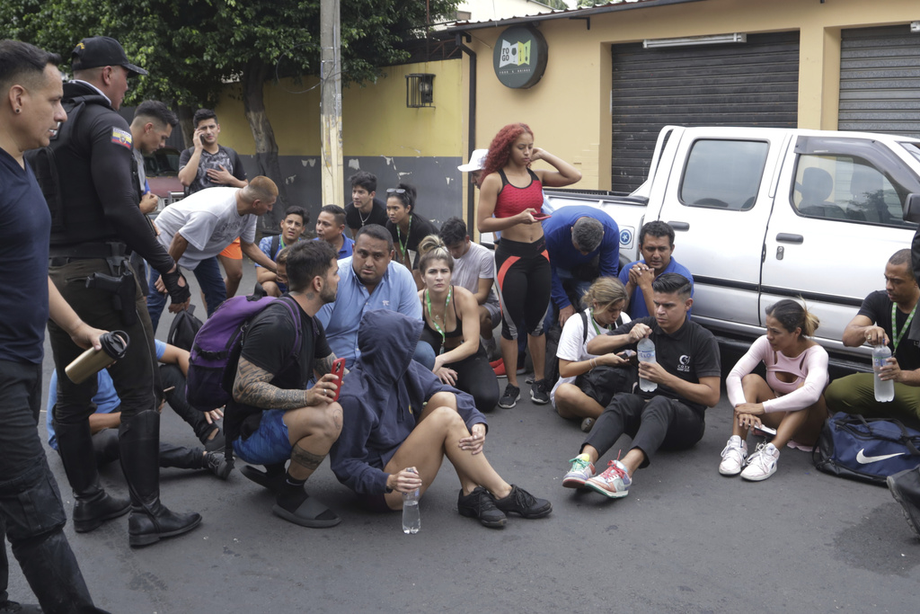 Маскирани въоръжени лица нахлуха в телевизионно студио в Еквадор и