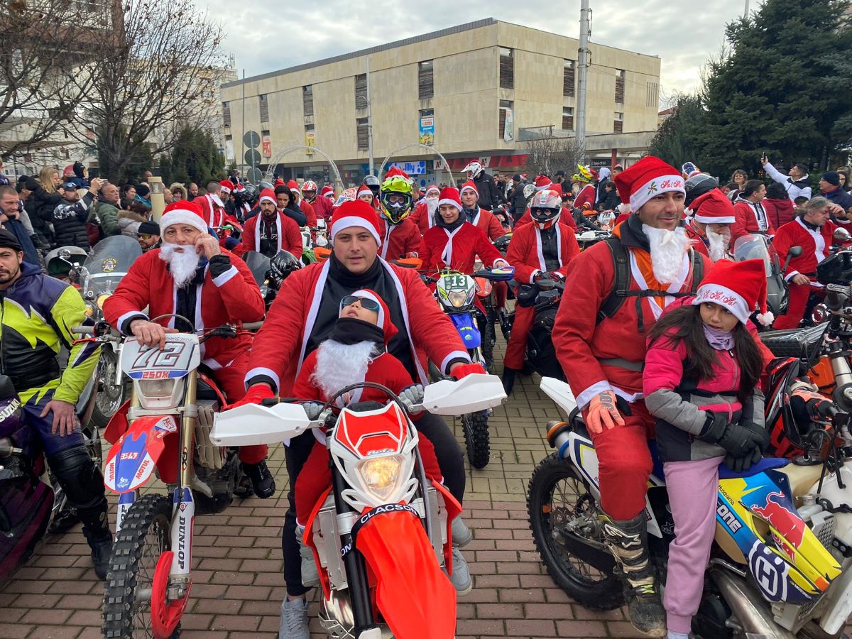 Мотористи облечени като Дядо Коледа тръгват на обиколка из столицата. Сдружението на софийските