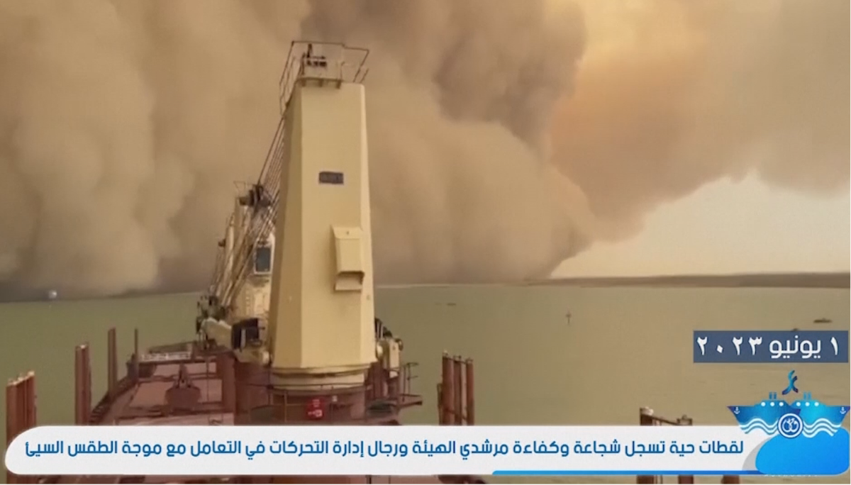 Над Суецкия канал се разрази силна пясъчна буря която наруши
