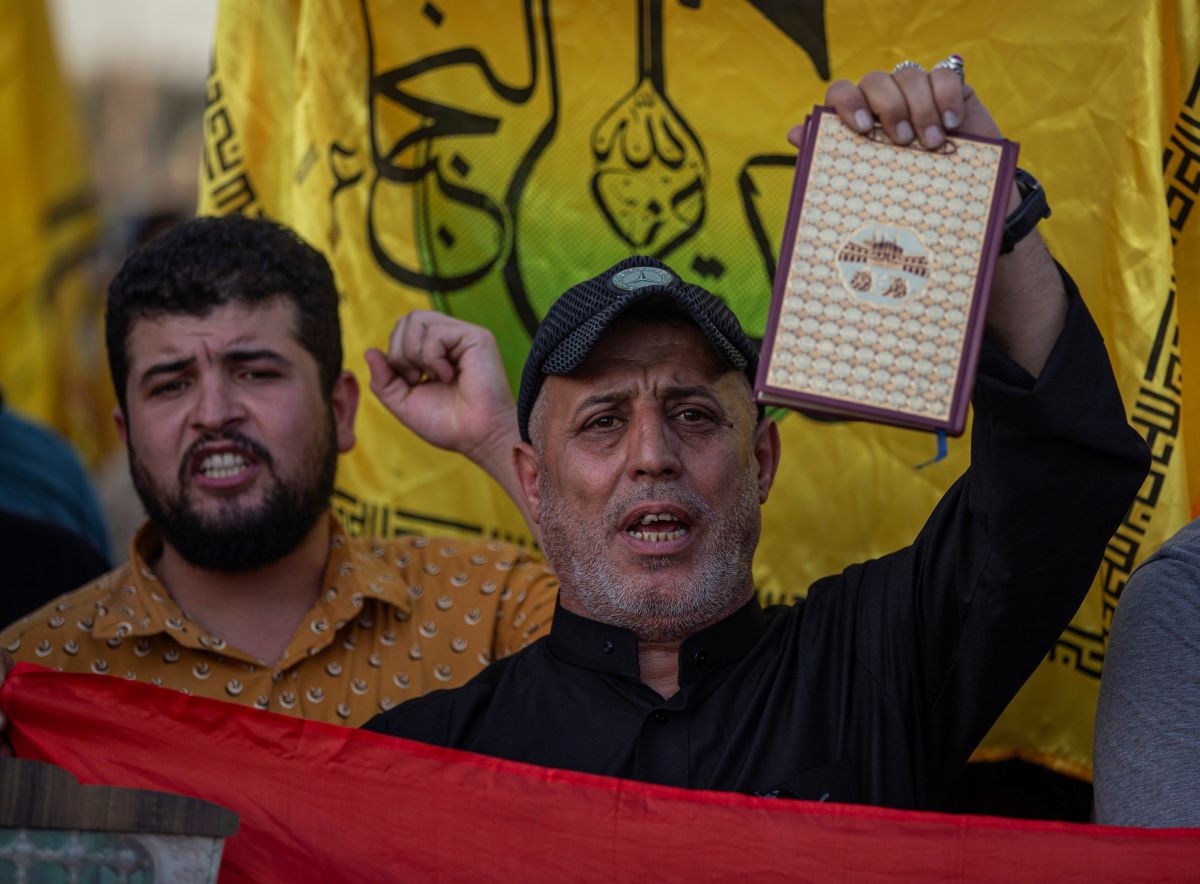 Двама мъже протестираха срещу исляма на поляна в близост до