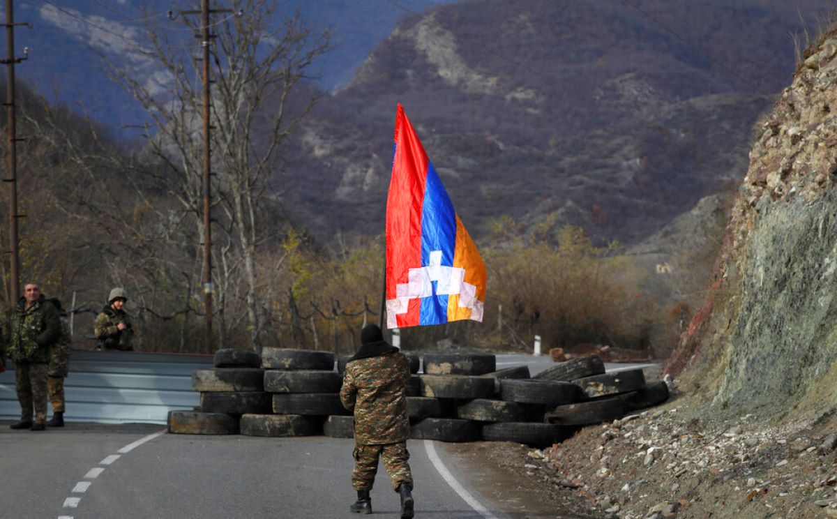 Азербайджан обстрелва арменски позиции  разположени в източната част на арменско азербайджанската граница Това