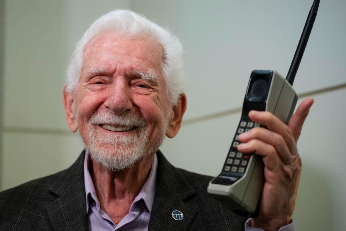 Това е първият ръчен клетъчен телефон“. Преди 50 години първото