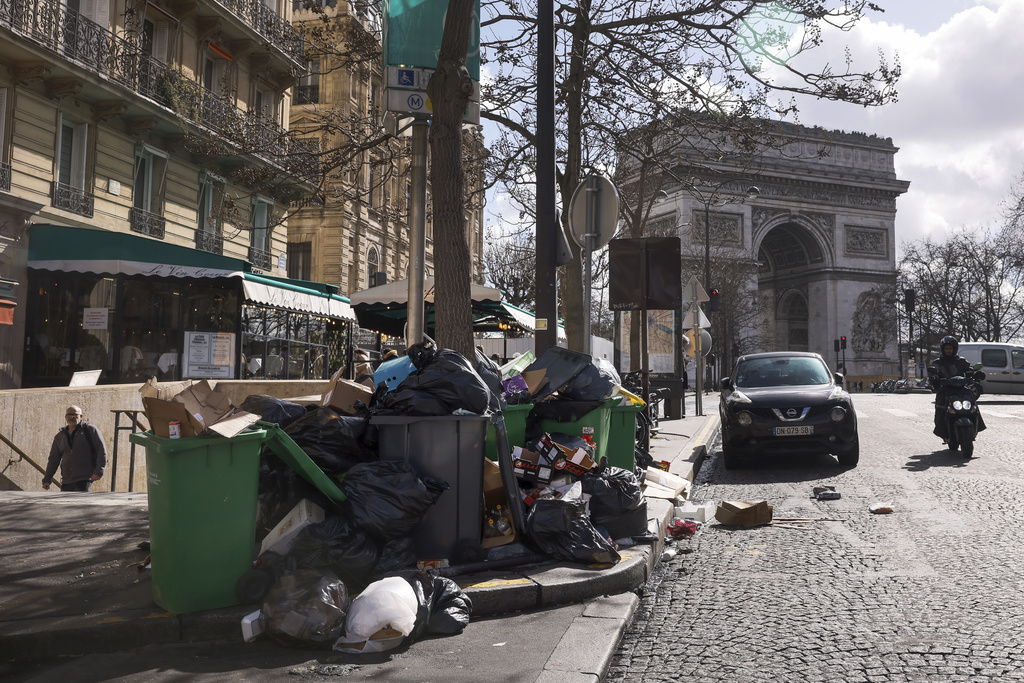Френската столица Париж потъна в тонове отпадъци. А причината са