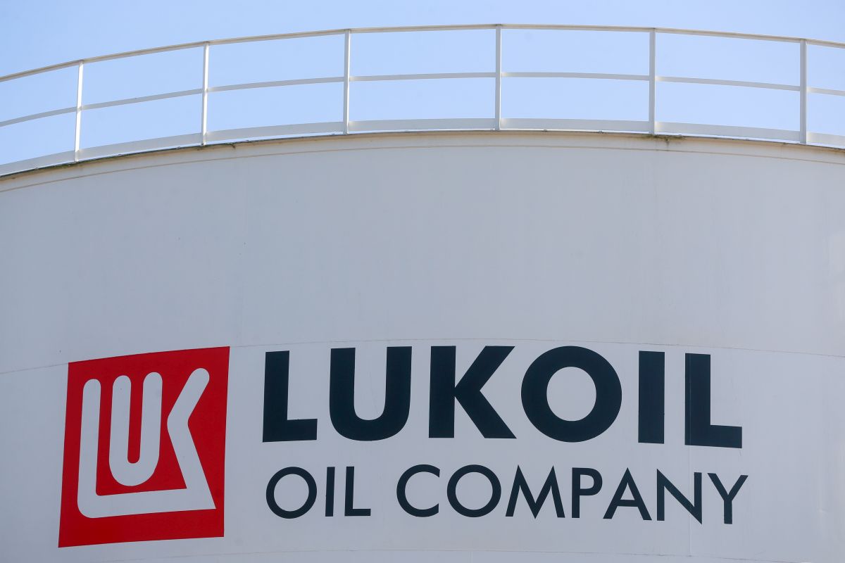 Правителството прие решение да уведоми Лукойл Нефтохим Бургас АД за