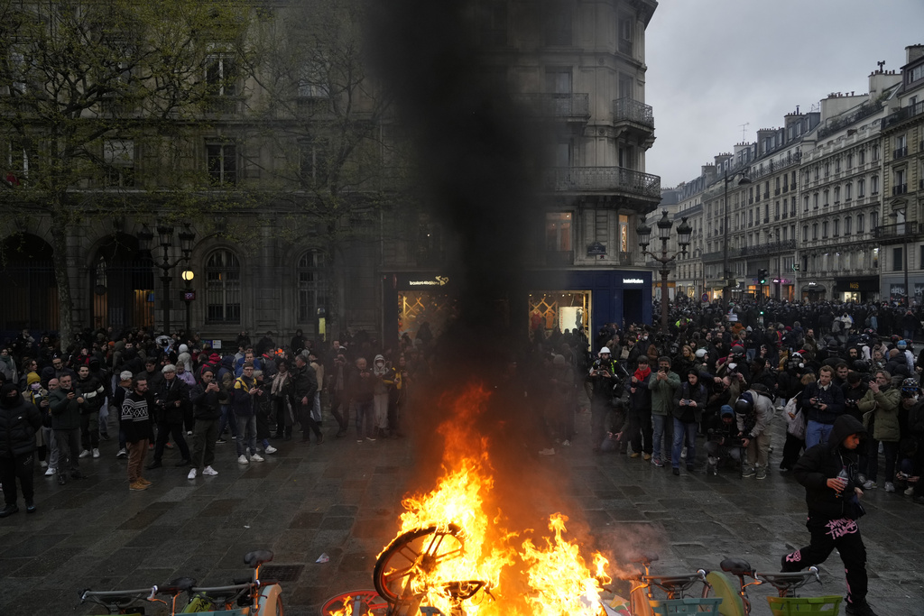Приета пенсионна реформа от Конституционния съвет на Франция нови протести