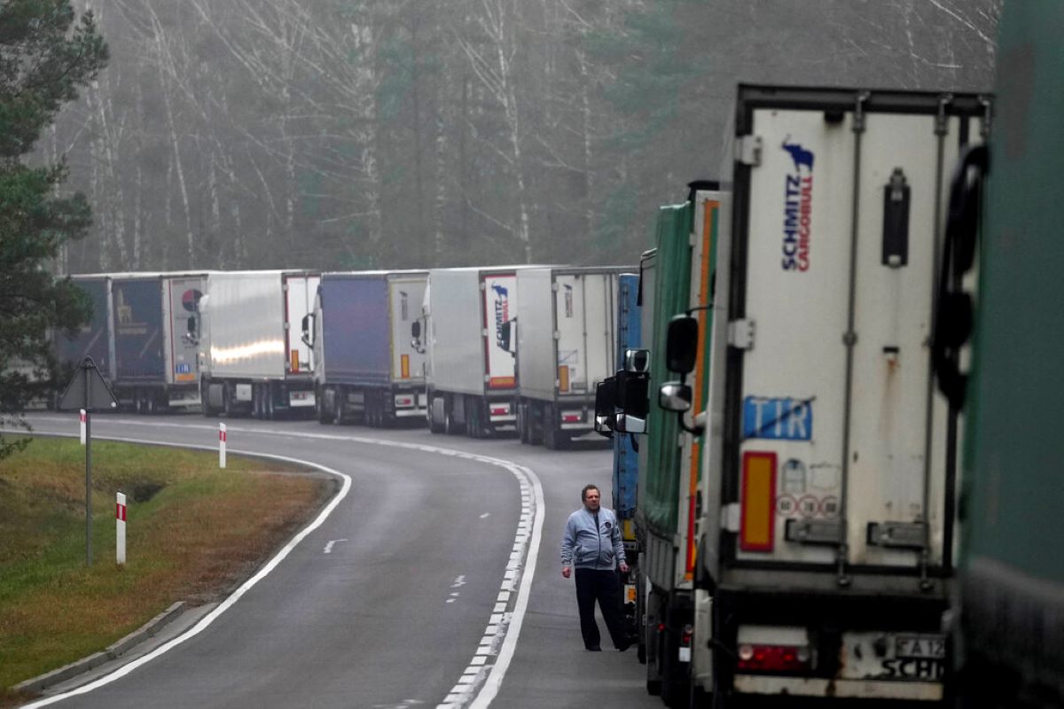 Стотици шофьори на украински товарни камиони са блокирани на границата