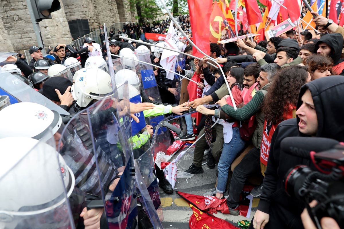 Полицията в Истанбул задържа десетки хора, които се опитаха да