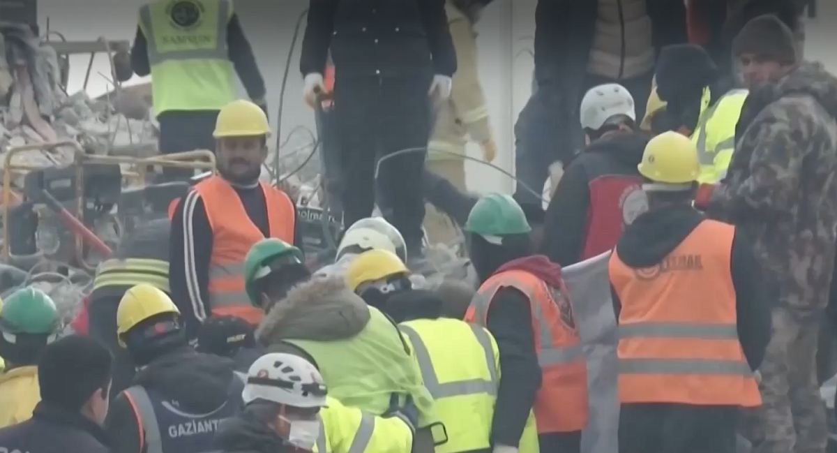 Часове след разрушителното земетресение в Турция български доброволци се самоорганизираха